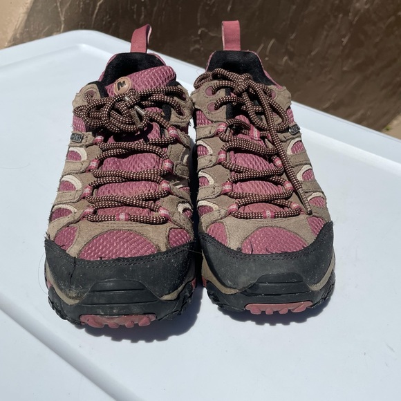 Merrel pink hiking shoes. - Picture 8 of 8